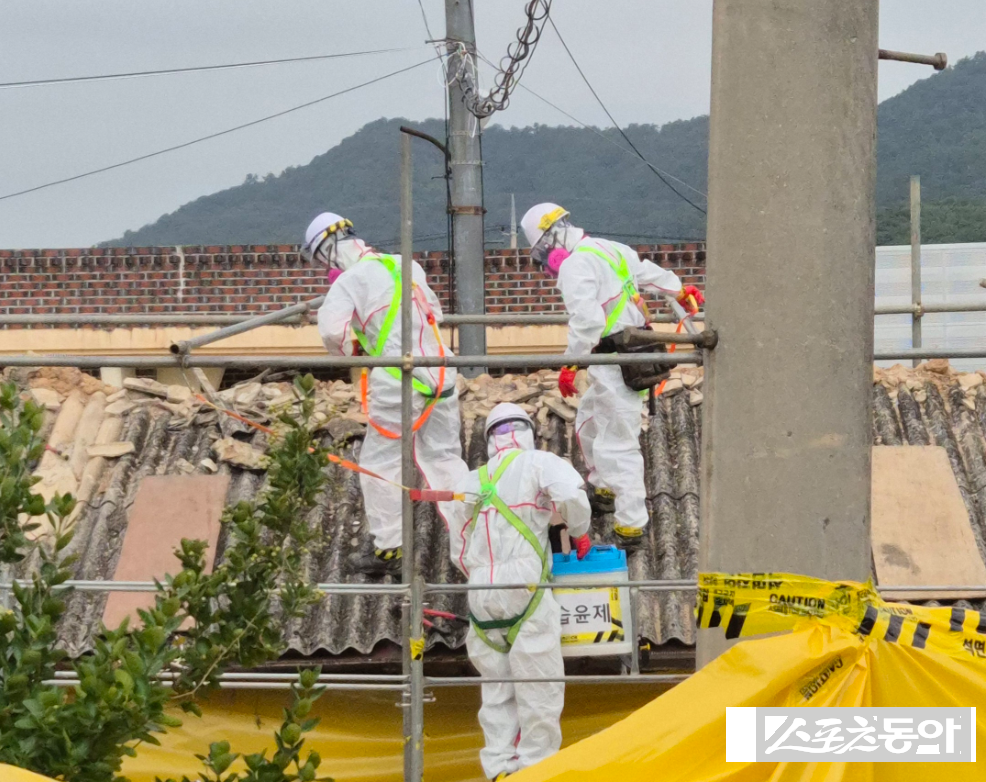 광주광역시(시장 강기정)는 오래된 슬레이트 건축물에서 발생할 수 있는 석면가루 날림으로부터 시민 건강을 보호하기 위해 ‘슬레이트 처리지원 사업’을 시행한다. 사진제공 I 광주광역시