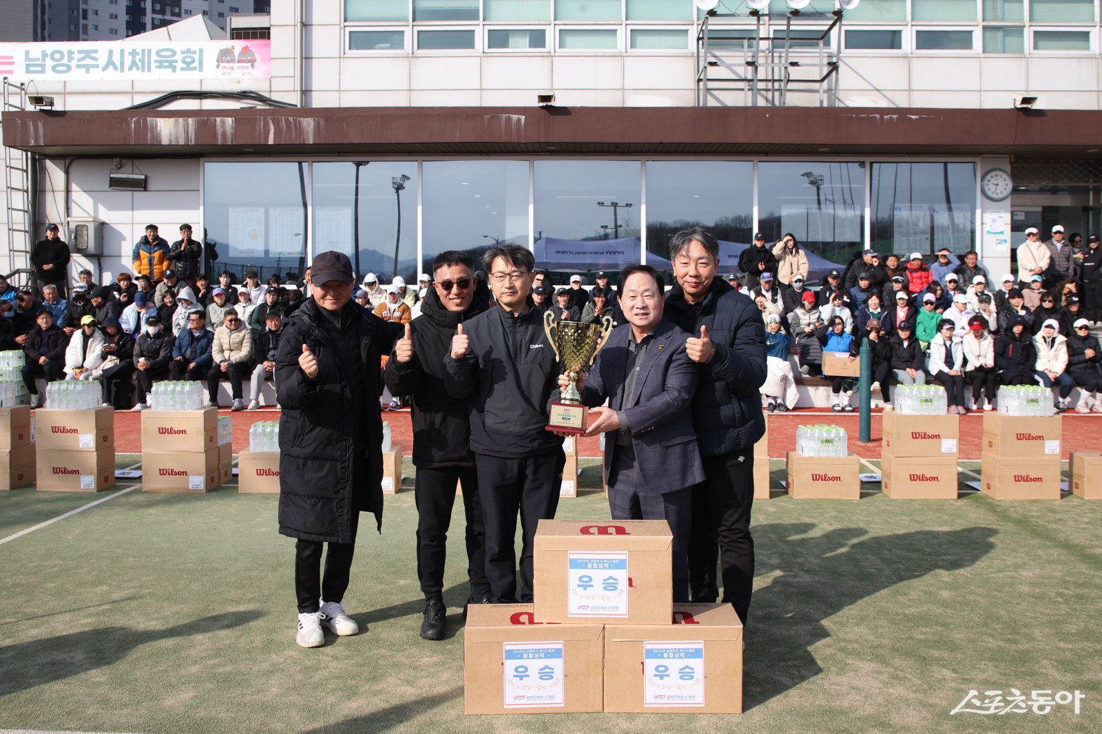 남양주시협회장기 테니스대회에서 기념 촬영하고 있는 주광덕 시장(우측에서 두번째). 사진제공ㅣ남양주시 
