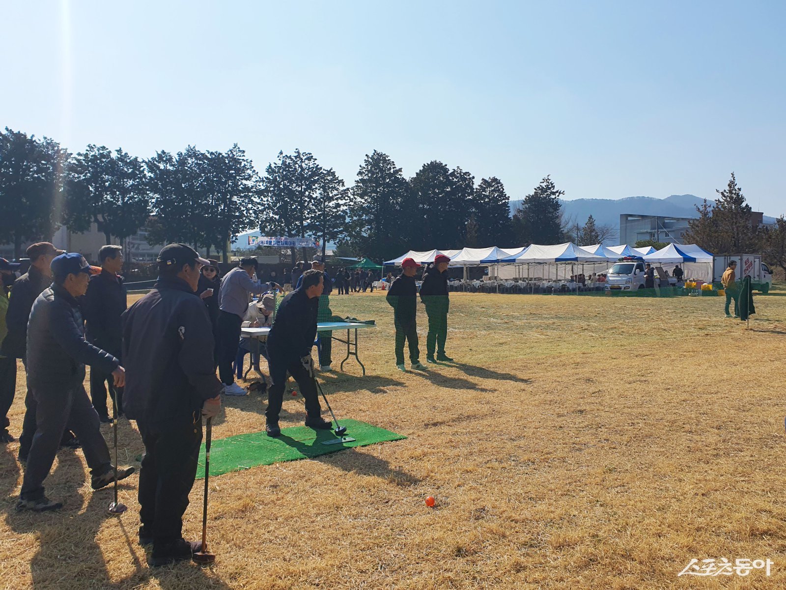‘제1회 웅치면 체육대회’에서 면민들이 골프 홀인원 경기를 즐기고 있다. 사진제공｜보성군