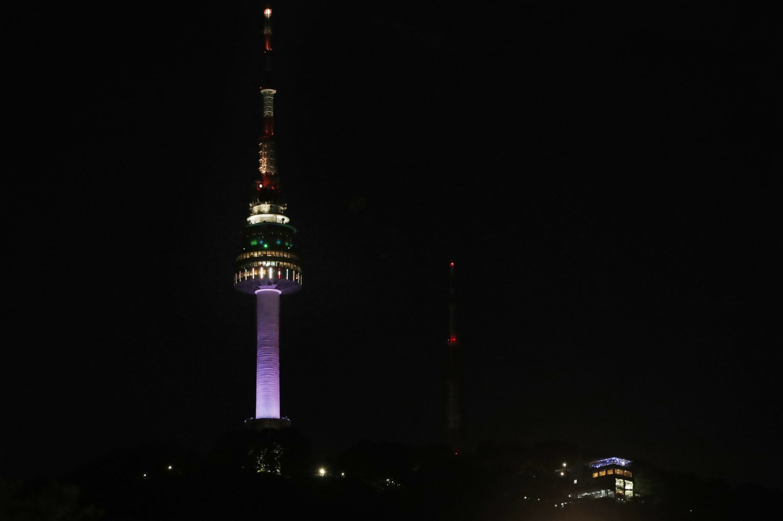 2019년 6월 남산 서울타워를 물들인 ‘보랏빛’ 방탄소년단. 방탄소년단이 컴백 앨범 ‘아리랑’을 내놓는 20일 오후 7시에도 ‘보라한 남산타워’를 볼 수 있다. 사진|뉴시스