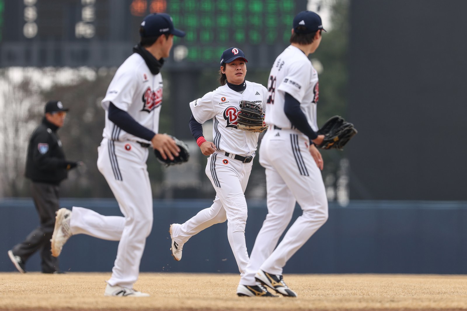 두산은 이번 시즌을 앞두고 FA로 이적한 유격수 박찬호(가운데)가 중심을 잡으면서 내야가 한층 강해졌음을 체감하고 있다. 사진제공｜두산 베어스