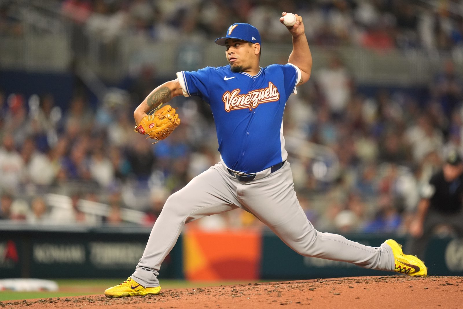 베네수엘라 야구 대표팀 리카르도 산체스가 17일(한국시간) 미국 플로리다주 마이애미 론디포파크서 열린 이탈리아와 제6회 WBC 4강전에 팀 두 번째 투수로 등판해 힘차게 공을 던직조 있다. 마이애미｜AP뉴시스