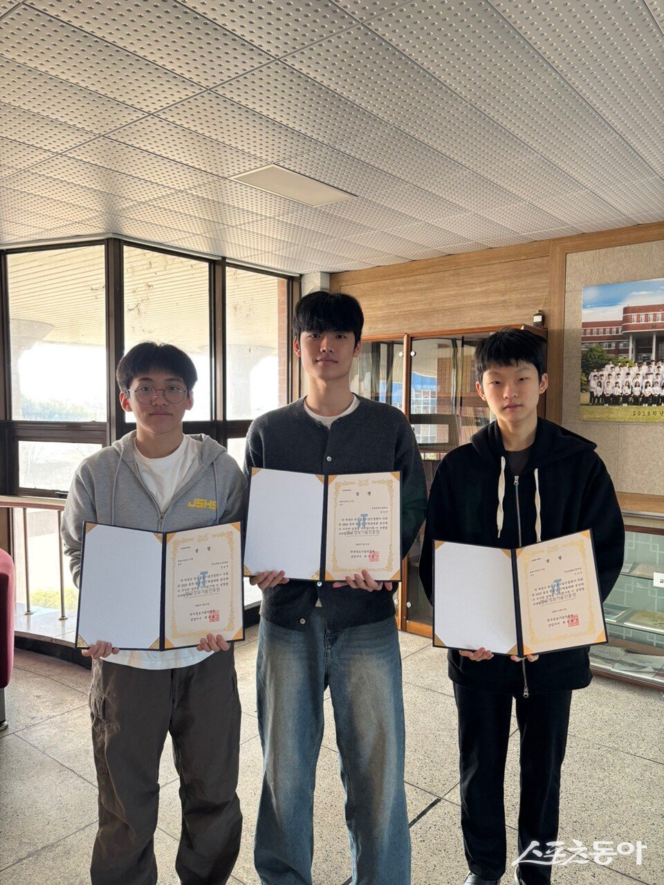 전남과학고등학교는 문윤주, 윤창빈, 이도운 학생이 박형도 교사의 지도로 한국정보기술진흥원이 주최한 ‘2026 동계 청소년 IT 학술대회’ 본선에서 ‘OpenAlex 기반 세계 연구 트렌드 분석과 대한민국 연구 경쟁력 평가’ 논문으로 빅데이터분석 부문 금상을 수상했다. 사진제공 I 전라남도교육청