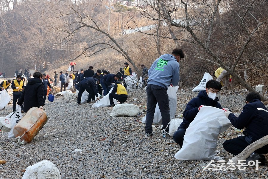 옹진군 영흥면, 해안가에 주민들과 기업이 함께 나서 대규모 환경정화 활동을 펼쳤다. 사진제공｜옹진군청
