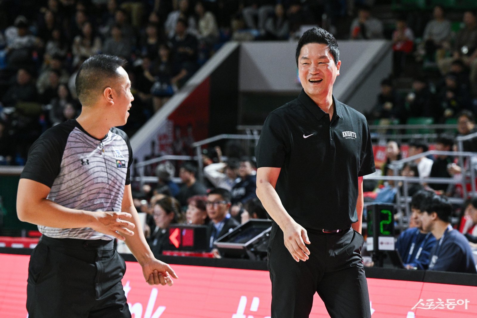서울 SK가 18일부터 시작하는 EASL 파이널스 마카오 2026서 아시아 정상에 도전한다. 사진은 올해 1월 열린 EASL 조별리그 경기 도중 심판과 대화하는 전희철 SK 감독. 사진제공|EASL