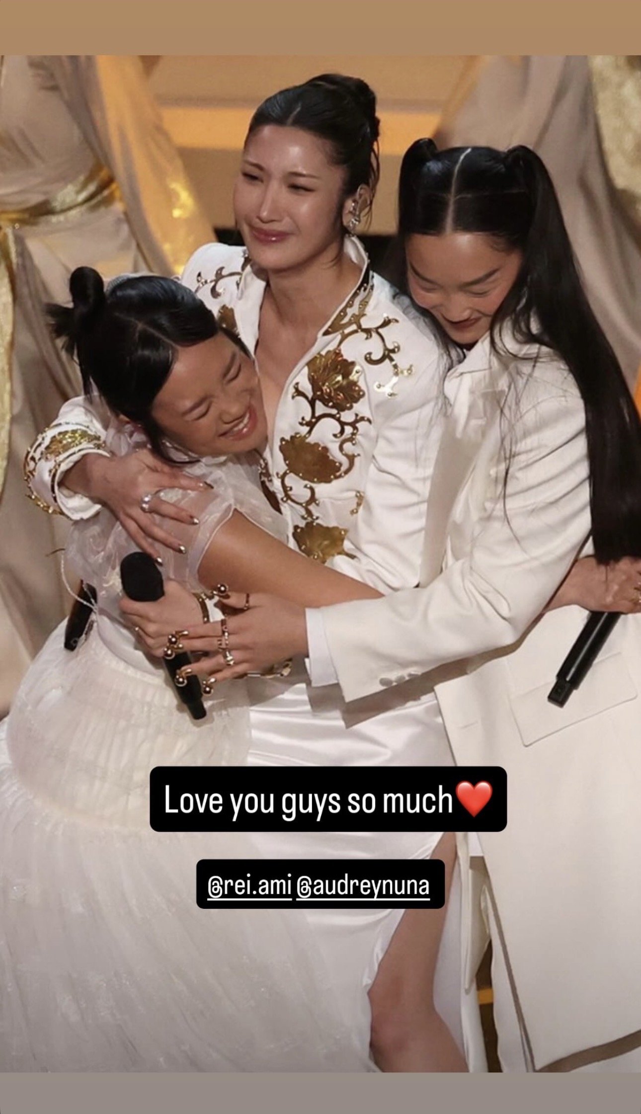 헌트릭스 현실 멤버 이재가 오스카 버전 ‘골든’을 부르며 착용한 드레스는 국내 유명 디자이너 브랜드 르쥬(LEJE)가 특별 제작한 의상으로, 대한제국 황실 대례복을 모티프로 했다. 사진|이재 SNS 캡처