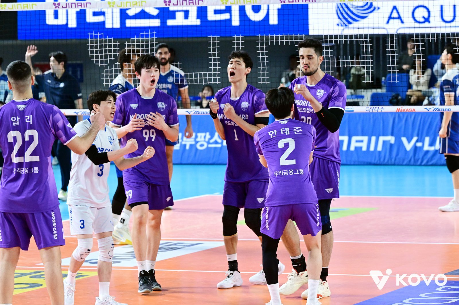 우리카드 선수들이 17일 대전충무체육관서 열린 삼성화재와 V리그 남자부 정규리그 6라운드 최종전에서 팀 득점을 올린 뒤 기뻐하고 있다. 사진제공｜KOVO