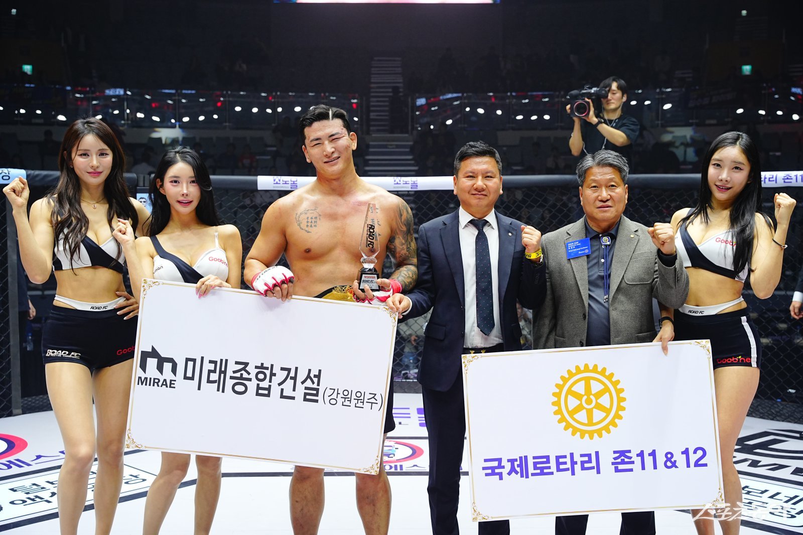 김태인(왼쪽 3번째)이 15일 장충체육관서 열린 ‘굽네 로드FC 076’ 메인이벤트 헤비급 타이틀전서 세키노 타이세이를 제압한 뒤 기뻐하고 있다. 사진제공|로드FC