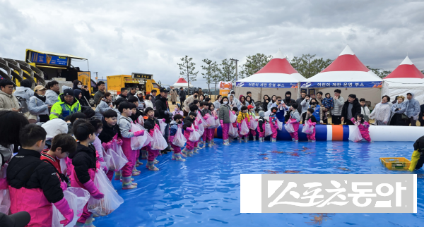 지난해 영덕대게축제 행사장에서 대게잡이가 진행되고 있다. 사진제공 ㅣ 영덕군