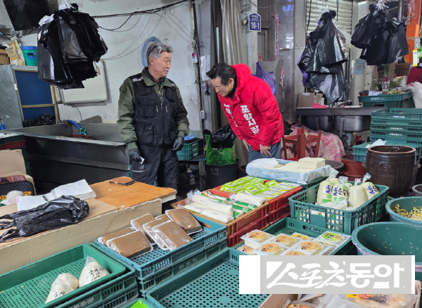 이칠구 포항시장 예비후보가 죽도시장 상인의 애로사항을 청취하고 있다. 사진제공 ㅣ 이칠구사무소