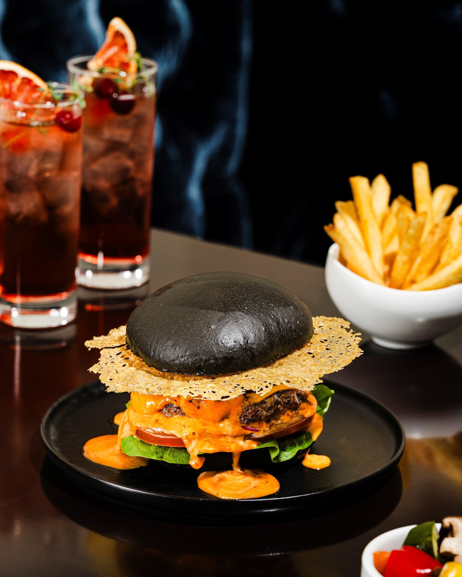 라운지파라다이스의 방탄소년단 컴백 기념 신메뉴 ‘블랙 버거’