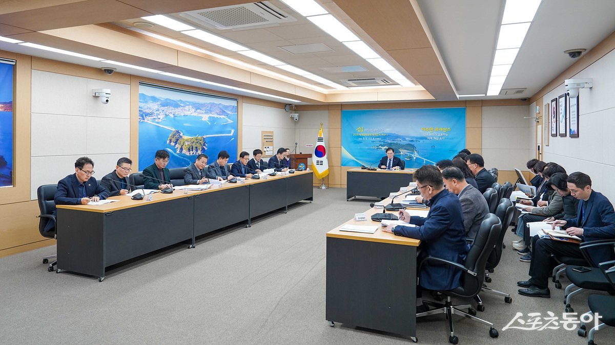 여수시가 17일 정현구 시장 권한대행 주재로 「전남·광주통합 특별법」 시행 대비행정통합 대응 전략회의를 개최하고 있다. 사진제공│여수시