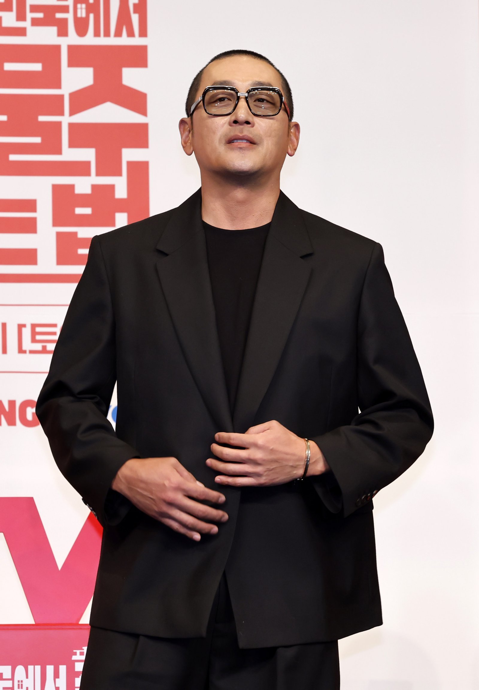 [서울=뉴시스] 김혜진 기자 = 배우 하정우가 9일 오후 서울 구로구 더링크 호텔에서 열린  tvN 새 토일드라마 ‘대한민국에서 건물주 되는 법’ 제작발표회에서 포즈를 취하고 있다. 2026.03.09. jini@newsis.com