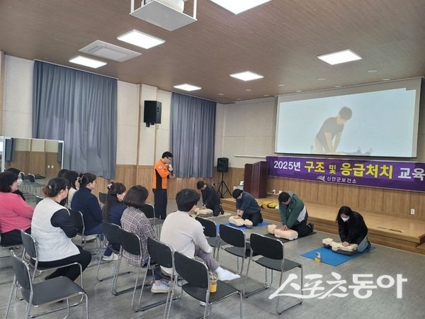 신안군은 응급상황 발생 시 군민의 대응을 역량 강화를 위해 오는 23일부터 14개 읍·면 주민을 대상으로 ‘2026년 구조 및 응급처치 교육’을 실시한다. 사진제공 I 신안군