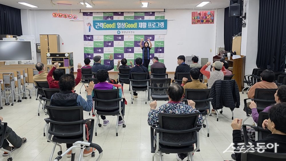 무안군(군수 김산)은 3월부터 7월까지 지역사회 장애인의 신체기능 유지와 생활습관 형성을 지원하기 위해 지역 기관과 협력한 재활 및 사회참여 프로그램을 운영한다. 사진제공 I 무안군