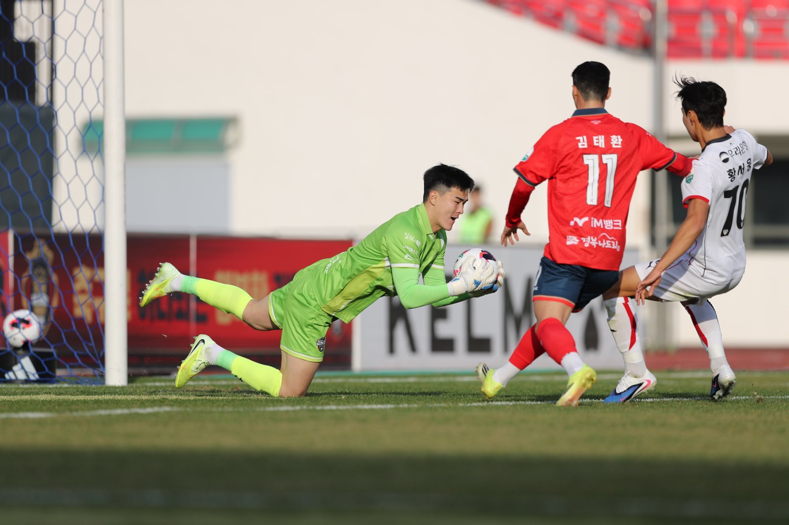 김천 골키퍼 백종범(왼쪽 끝)은 지난해 4월 입대 후 자신이 통제할 수 없는 일을 내려놓는 법을 깨달았고 루틴도 확립했다. 사진제공│한국프로축구연맹