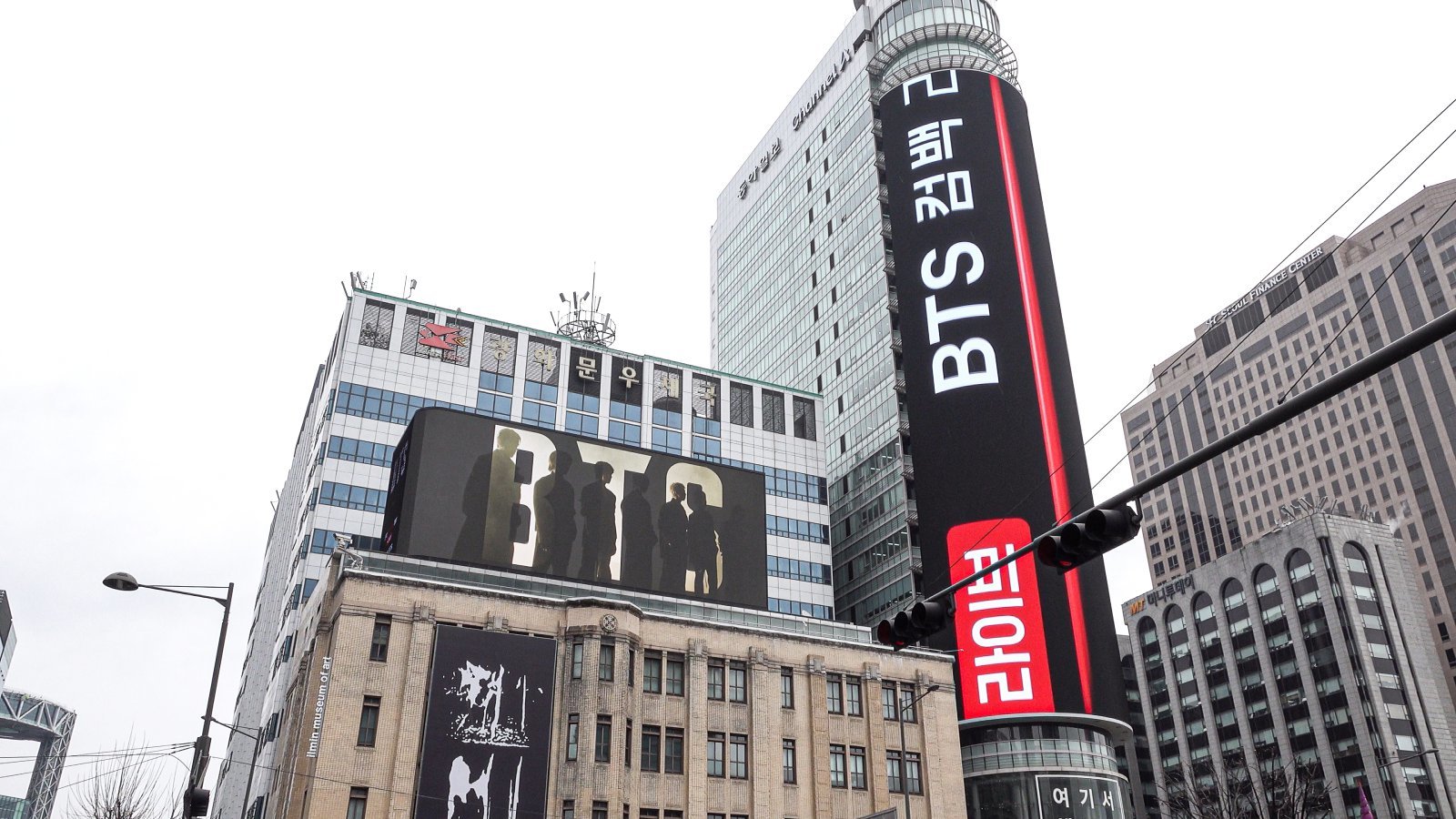 동아미디어센터에 설치된 국내 최대 규모 미디어 사니이지 ‘룩스’(LUUX)에도 방탄소년단 컴백 카운트다운에 들어갔다. 광화문|박현빈 기자 bakhb9@donga.com