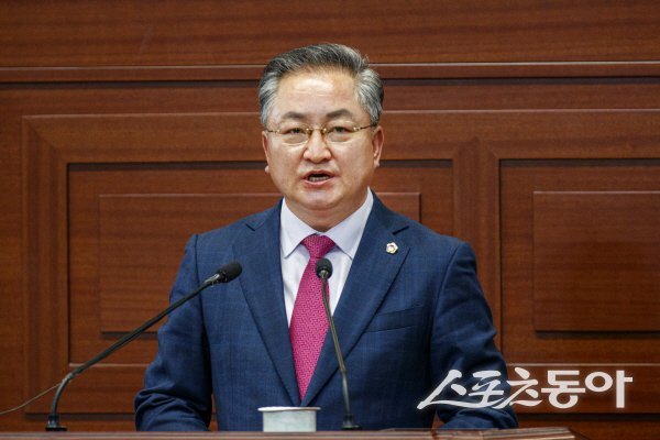 이동업 경북도의원이 제361회 경북도의회 임시회 제1차 본회의에서 질문을 하고 있다. 사진제공 ㅣ 경북도의회