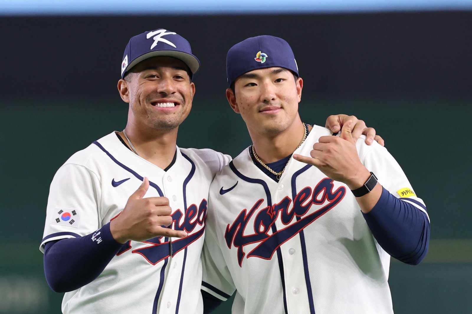 KT 안현민(오른쪽)이 WBC서 한국 야구대표팀의 4번타자로 활약하며 값진 경험을 했다. 안현민이 일본 도쿄돔서 저마이 존스와 어깨동무를 하고 있다. 도쿄｜뉴시스