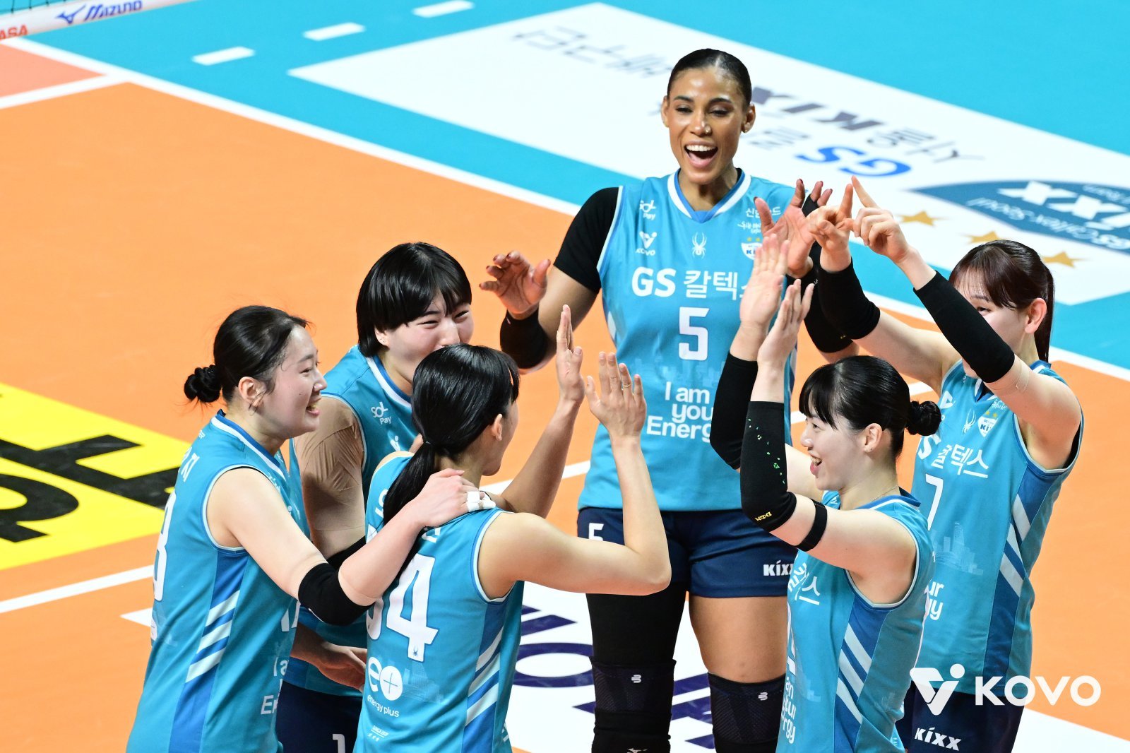 GS칼텍스 실바(뒤)가 18일 장충체육관서 열린 현대건설과 홈경기서 서브에이스를 기록한 뒤 동료들과 기뻐하고 있다. 사진제공│KOVO