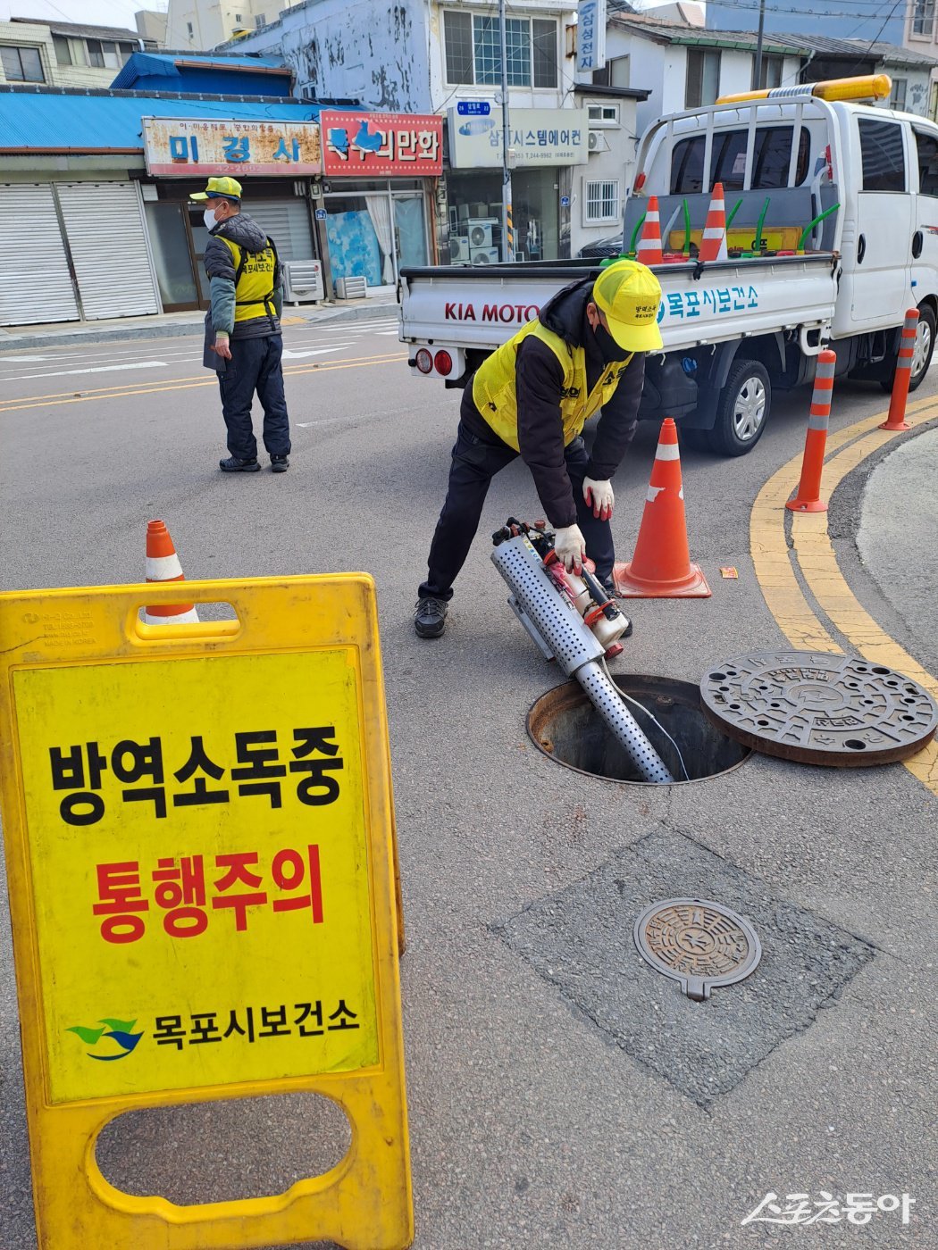 목포시는 지난 16일부터 기후 변화로 예년보다 앞당겨진 모기 활동 시기에 대응해 해빙기 방역소독을 본격적으로 실시하고 있다. 사진제공 I 목포시