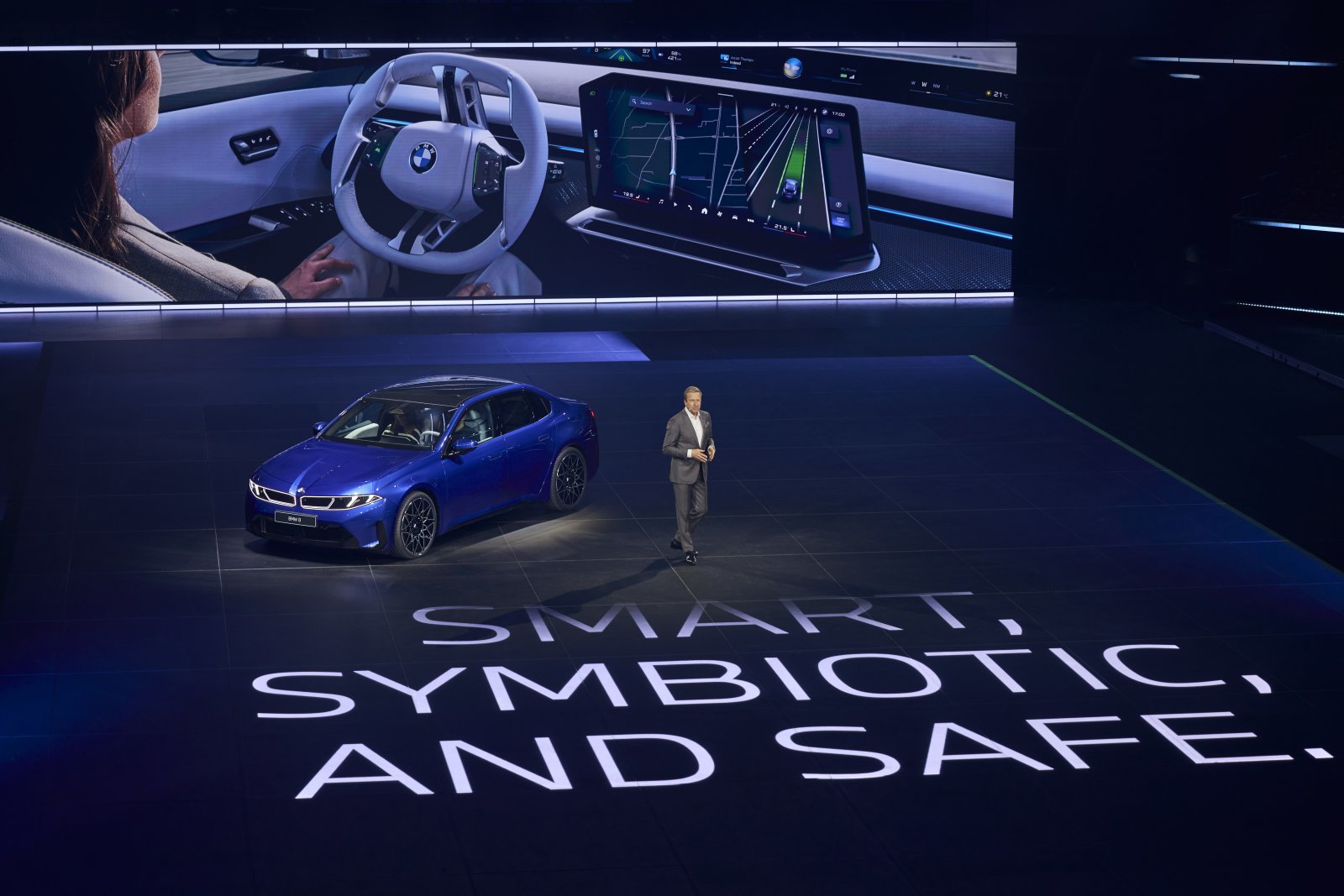 올리버 집세 BMW 그룹 회장이 18일(현지시간) 독일 뮌헨 BMW 파크에서 열린 ‘더 뉴 BMW i3’ 세계 최초 공개 행사에서  i3와 노이어 클라쎄의 기술적 특징에 대해 설명하고 있다. 사진제공｜BMW 그룹 코리아