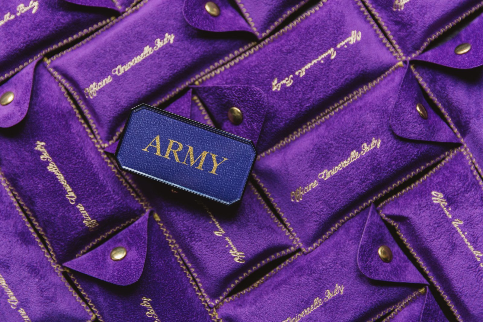 ‘ARMY’ 문구를 적용한 ‘불리’의 보라색 각인지와 벨벳 파우치. 사진제공|LF