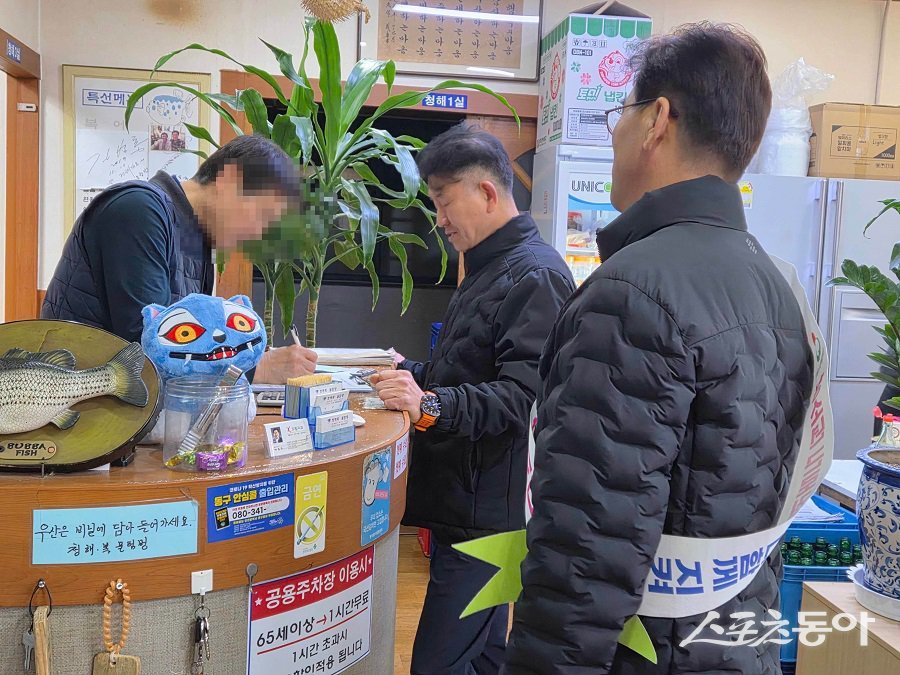 인천 동구, ‘청소년 유해환경 예방’ 민관 합동 단속을 실시하고 있다. 사진제공｜인천 동구청