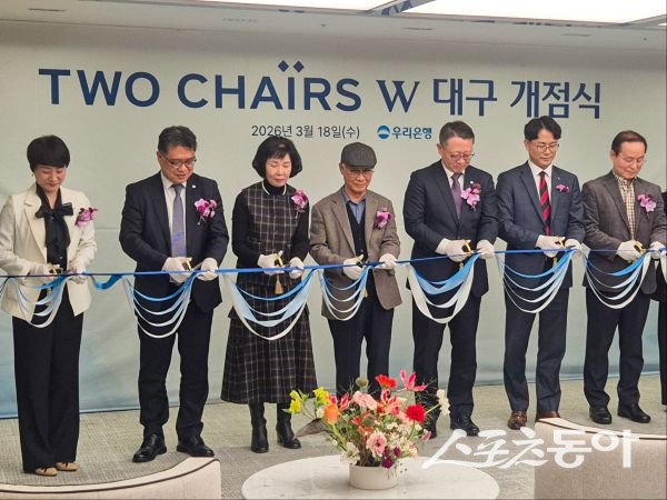 포항스틸러스가 지난 18일 우리은행의 프리미엄 영업점 ‘TWO CHAIRS W(투체어스W)’ 대구 개점식에서 컷팅식을 하고 있는 모습. 사진제공ㅣ포항스틸러스