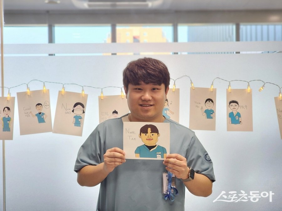 인천세종병원, 응급간호팀 김태성 간호사가 전시회에서 기념촬영을 하고 있다. 사진제공｜인천세종병원