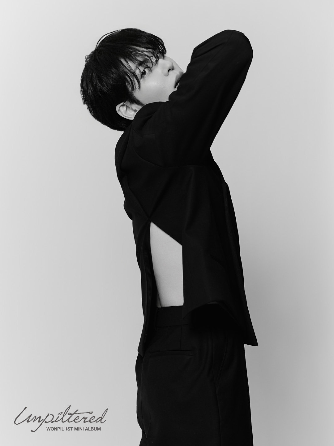 데이식스 원필, 옆태 노출 뭐야…흑백 시크한 무드