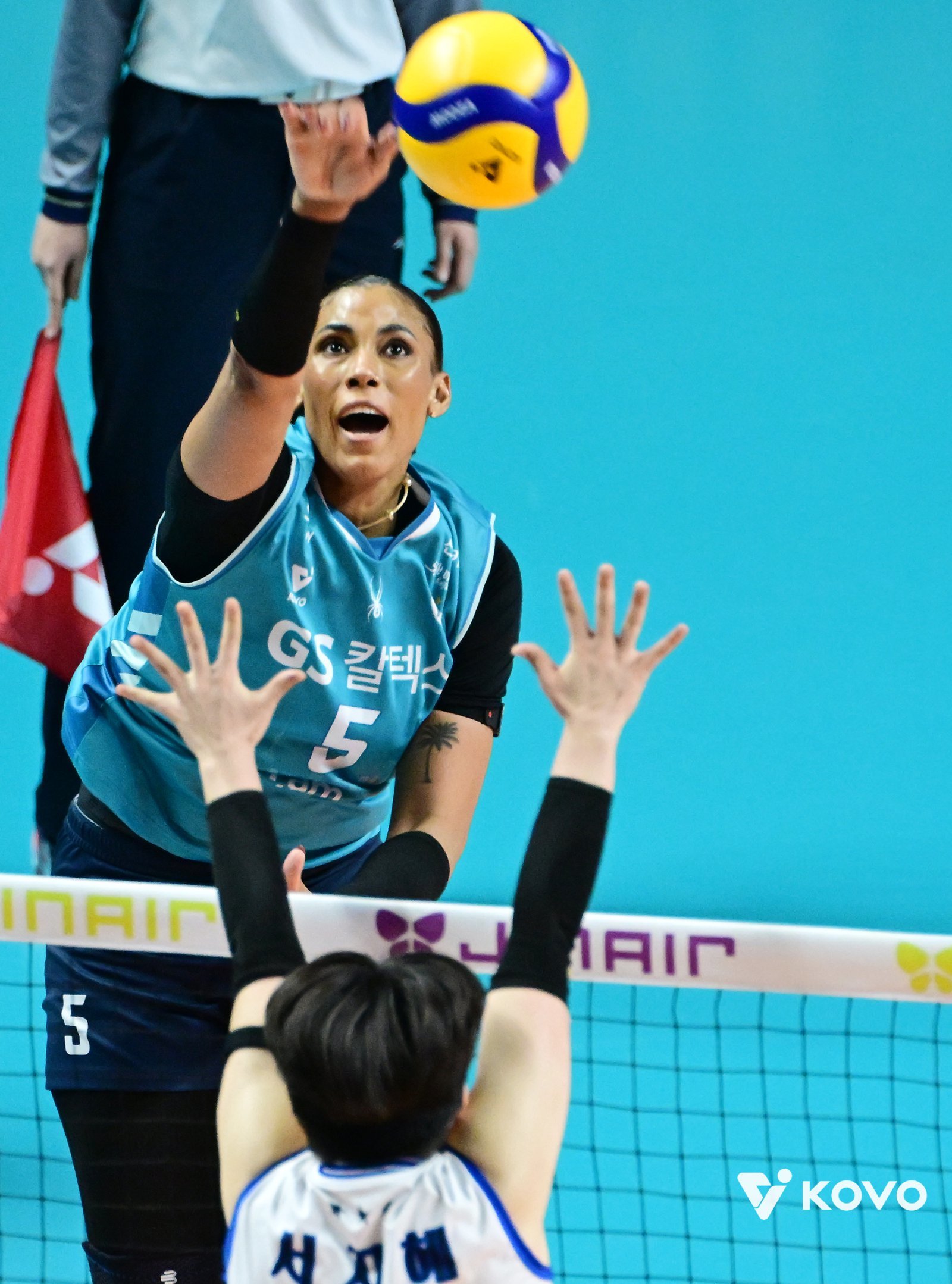 GS칼텍스 실바(뒤)는 18일 장충체육관서 열린 현대건설과 홈경기서 팀의 봄배구 진출 확정과 V리그 여자부 단일시즌 개인 최다득점 기록을 모두 잡았다. 사진제공│KOVO