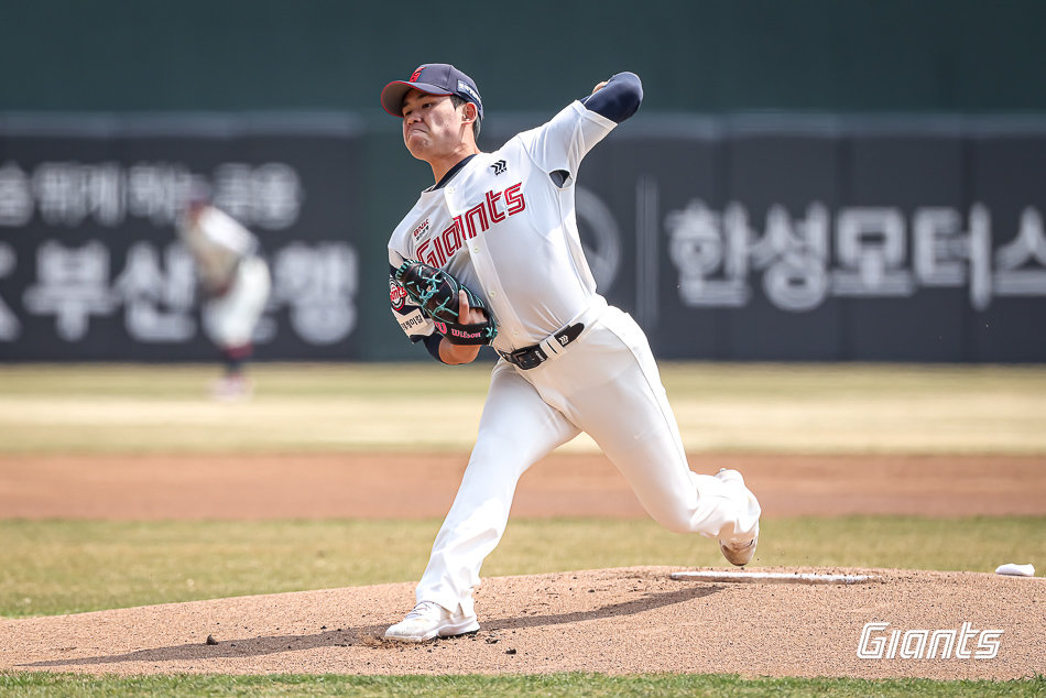 롯데 김진욱이 19일 사직구장서 열린 두산과 시범경기서 역투하고 있다. 사진제공｜롯데 자이언츠