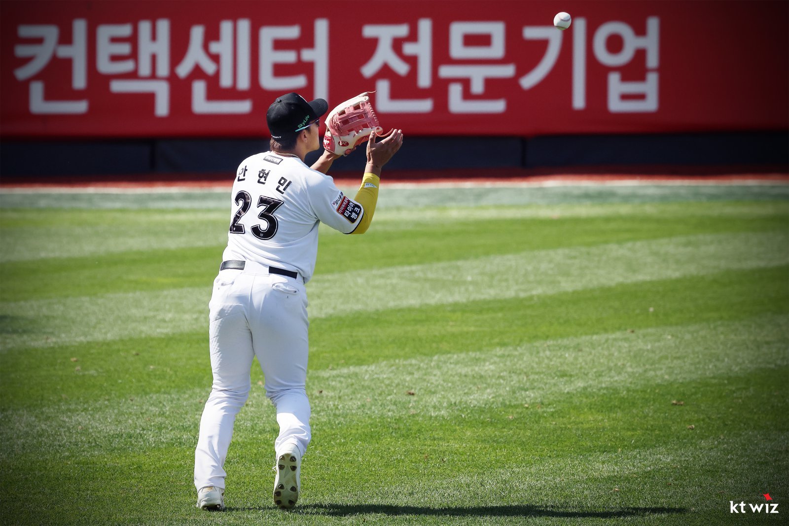 KT 안현민이 19일 수원KT위즈파크서 열린 키움과 시범경기서 홈런과 보살을 기록하는 등 공수 맹활약으로 기대를 키웠다. 사진제공｜KT 위즈