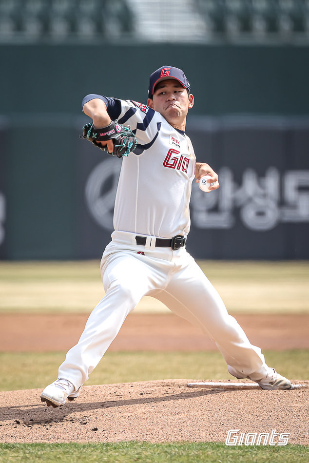 김진욱에게 선발 한 자리 준 김태형 롯데 감독의 당부 “몸소 느껴 온 것 결과로 보여 달라”