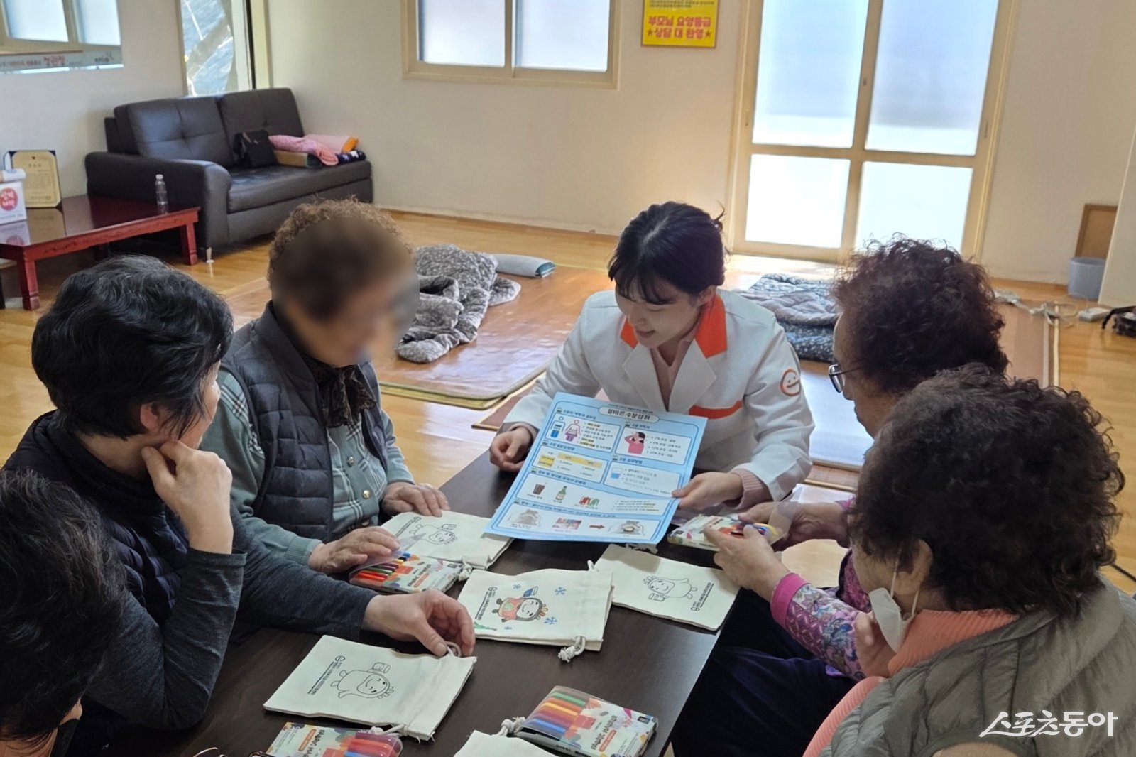 부산진구 어린이·사회복지급식관리지원센터가 관내 경로당 이용 어르신들을 대상으로 맞춤형 위생·영양 교육을 실시하고 있다. (사진제공=동의과학대학교)