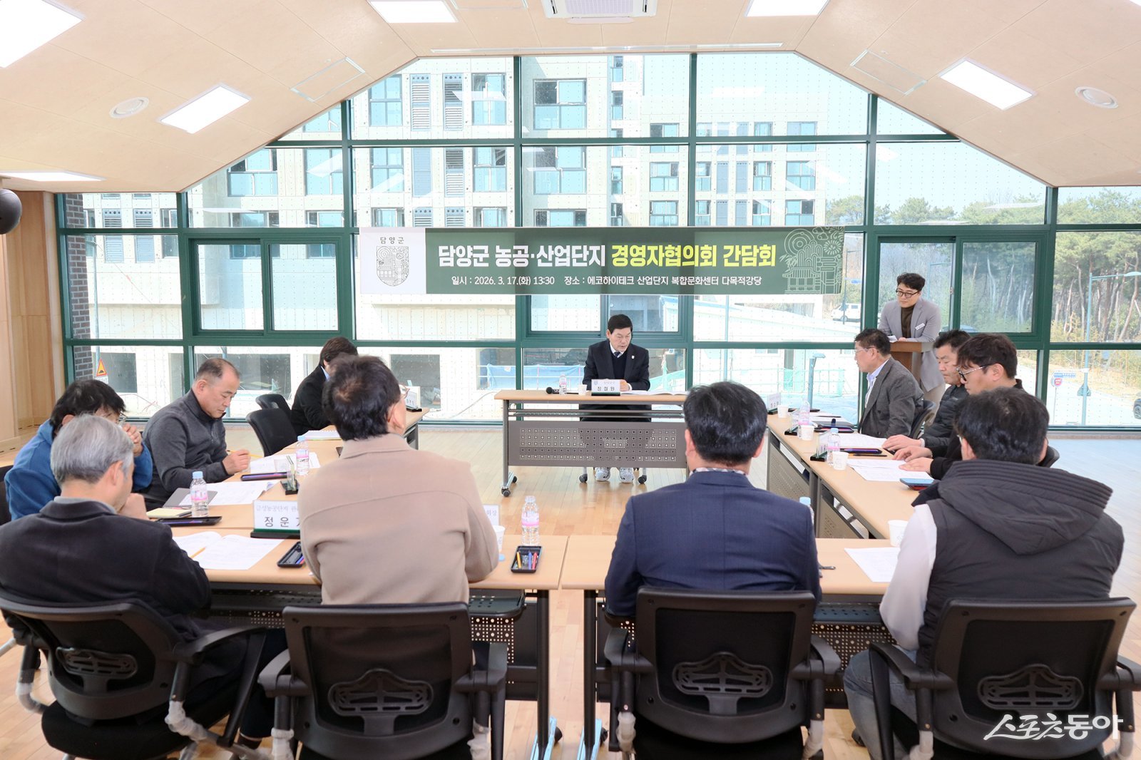 담양군이 지난 17일 에코하이테크 담양산업단지 복합문화센터에서 관내 농공·산업단지 주요 기업인들을 초청해 간담회를 개최했다. 사진제공 I 담양군