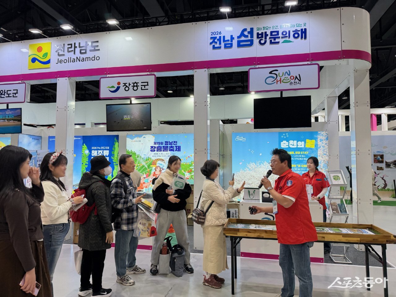 순천시가 서울 코엑스 마곡 전시장에서 열리는 ‘2026 내나라 여행박람회’에 참가해 관광객 유치를 위한 현장 홍보 활동을 하고 있다. 사진제공│순천시
