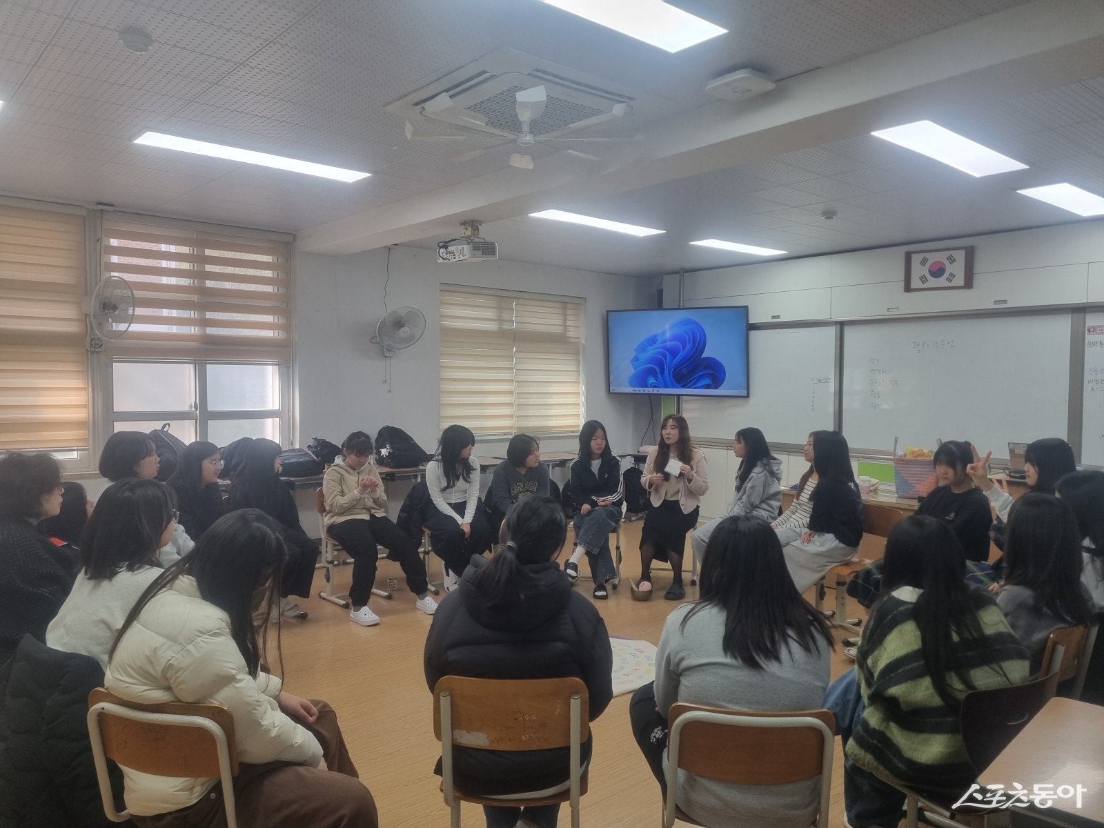 전라남도교육청학생교육원이 운영 중인 ‘찾아가는 평화 감수성 키움교실’이 학교 현장에서 큰 호응 얻고 있다. 사진은 ‘회복적 서클’ 활동 모습. 사진제공 I 전라남도교육청