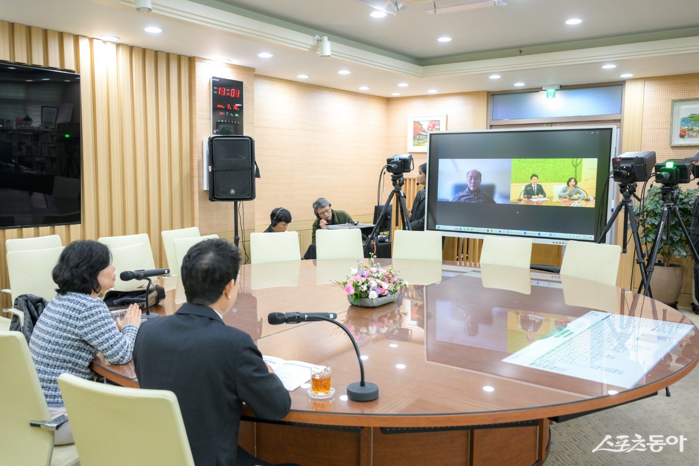 지난 16일 순천시청에서 시 관계자들이 시정 현안 해결 방안을 모색하기 위해 학계 전문가들과 비대면 정책 대담을 진행하고 있다. 사진제공=순천시