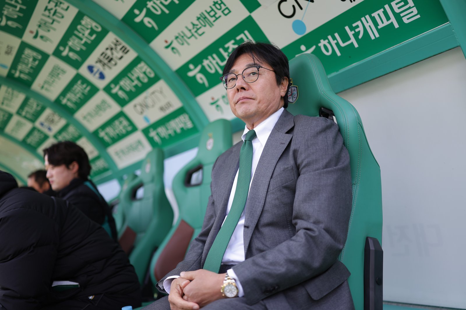 황선홍 대전하나 감독이 21일 대전월드컵경기장에서 열린 전북과 K리그1 5라운드 홈경기를 지켜보고 있다. 사진제공｜한국프로축구연맹