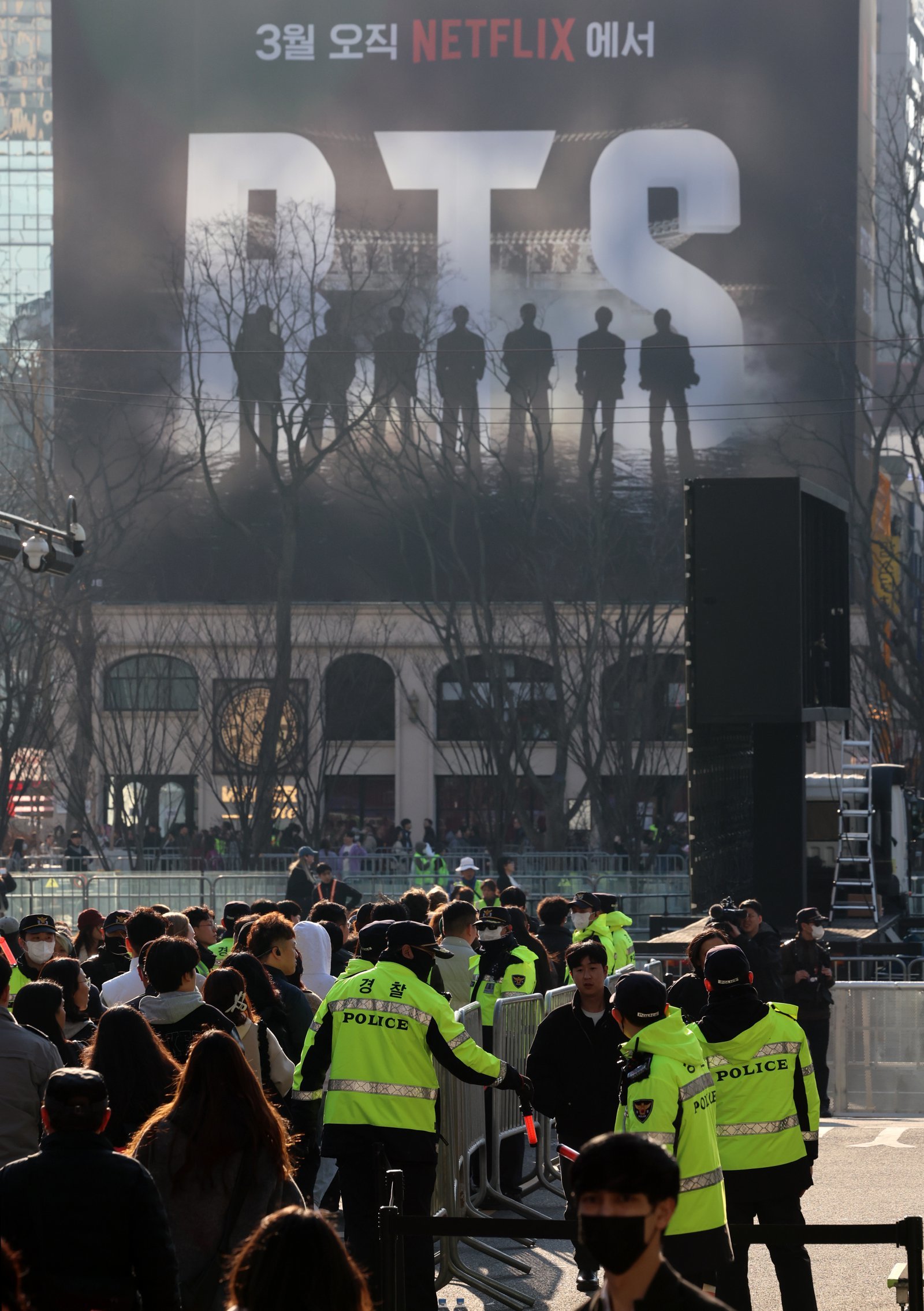 [서울=뉴시스] 조성우 기자 = 방탄소년단(BTS) 컴백 공연 당일인 21일 서울 종로구 광화문광장에서 경찰이 안전 관리를 하고 있다. 2026.03.21. xconfind@newsis.com