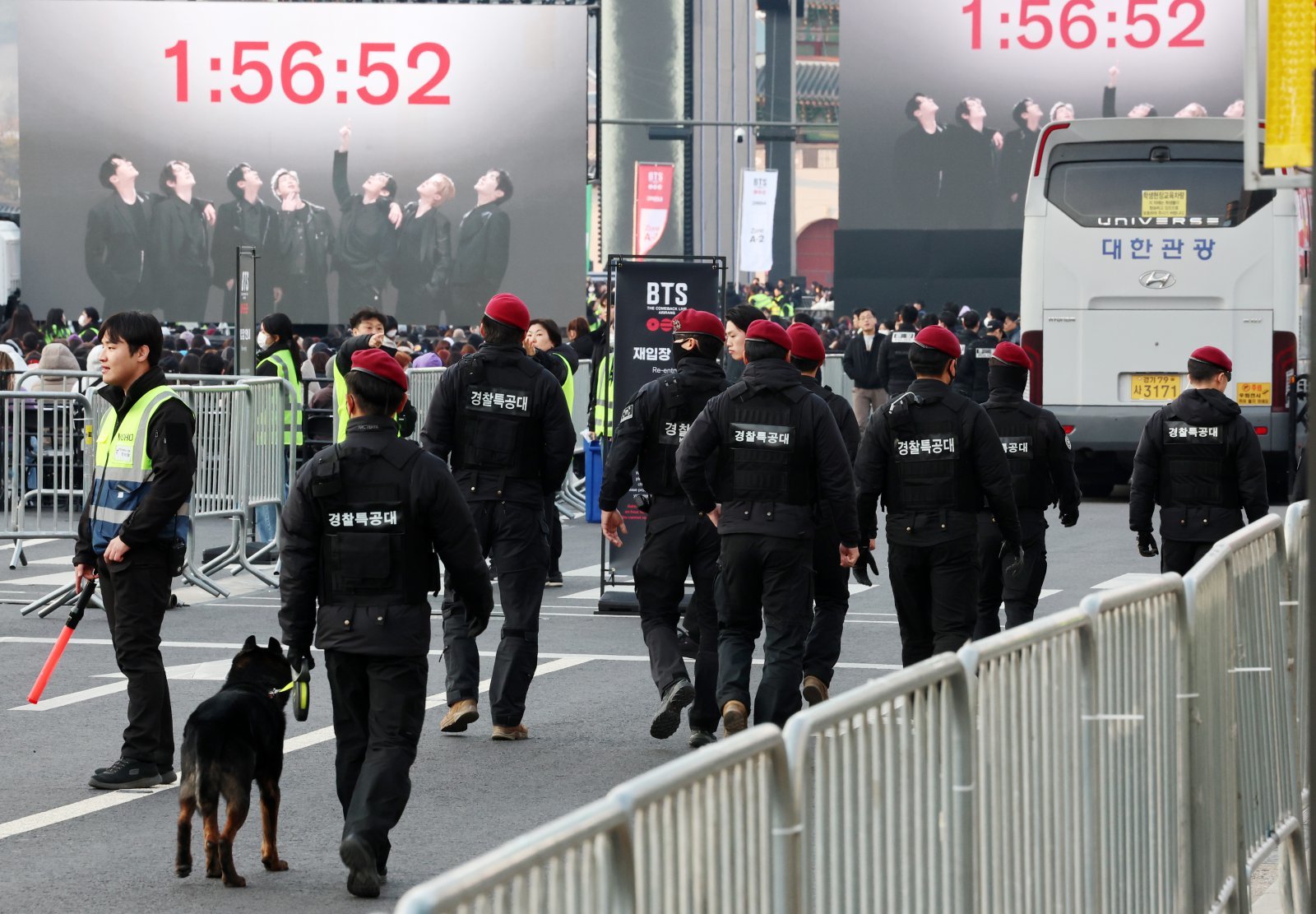 [서울=뉴시스] 조성우 기자 = 방탄소년단(BTS) 컴백 공연 당일인 21일 서울 종로구 광화문광장에서 경찰특공대가 경계근무를 서고 있다. 2026.03.21. xconfind@newsis.com
