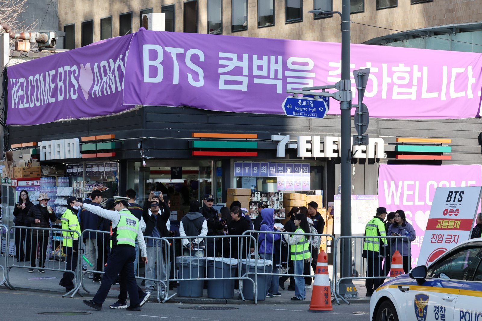 [서울=뉴시스] 조성우 기자 = 방탄소년단(BTS) 컴백 공연 당일인 21일 서울 종로구 광화문광장에서 팬들이 입장하며 검색대를 지나고 있다. 2026.03.21. xconfind@newsis.com