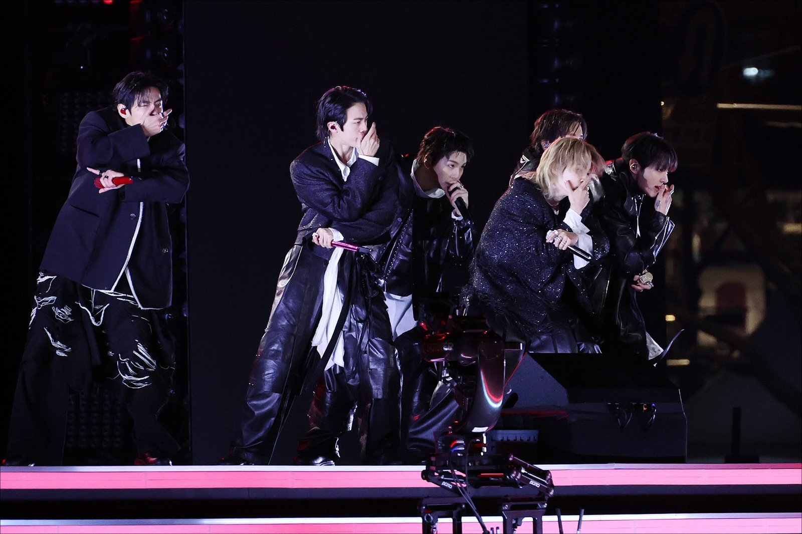 BTS 광화문 물들인 ‘아리랑’…“잊힐까 두려웠다”→‘소우주’로 울렸다 [종합]