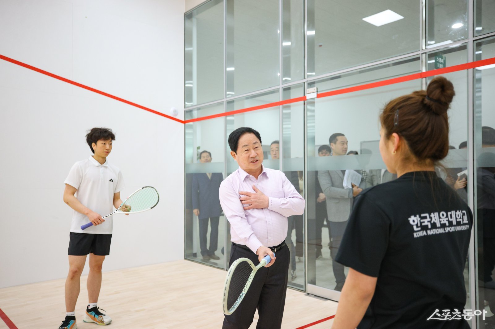 스쿼시장에서 시타 중인 주광덕 시장(가운데). 사진제공ㅣ남양주시