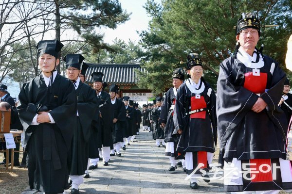 경주시는 숭덕전을 비롯한 3전(三殿)에서 박씨·석씨·김씨 후손과 유림 등이 참석한 가운데 춘향대제를 엄숙히 봉행했다. 사진제공 ㅣ 경주시