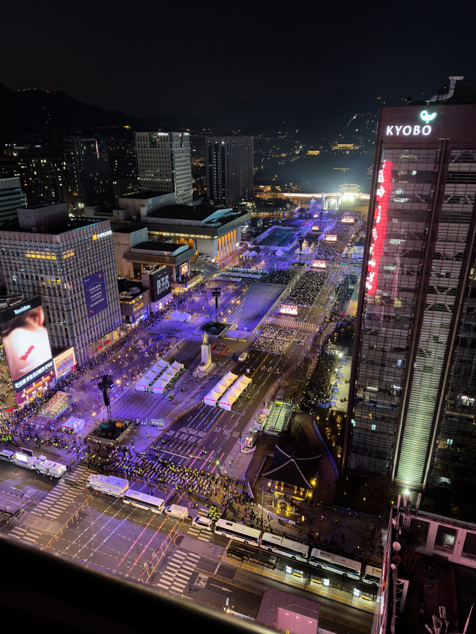 서울 세종대로 사거리의 ‘상징’ 동아미디어센터 옥상에서 바라본 ‘21일의 광화문 광장.’ 무려 10만 4000여 명의 인파가 모여든 방탄소년단의 ‘BTS 컴백 라이브: 아리랑’은 서울시 공식 발표 ‘안전사고 0건’이란 최상의 결과 또한 안았다. 박현빈 기자 bakhb9@donga.com