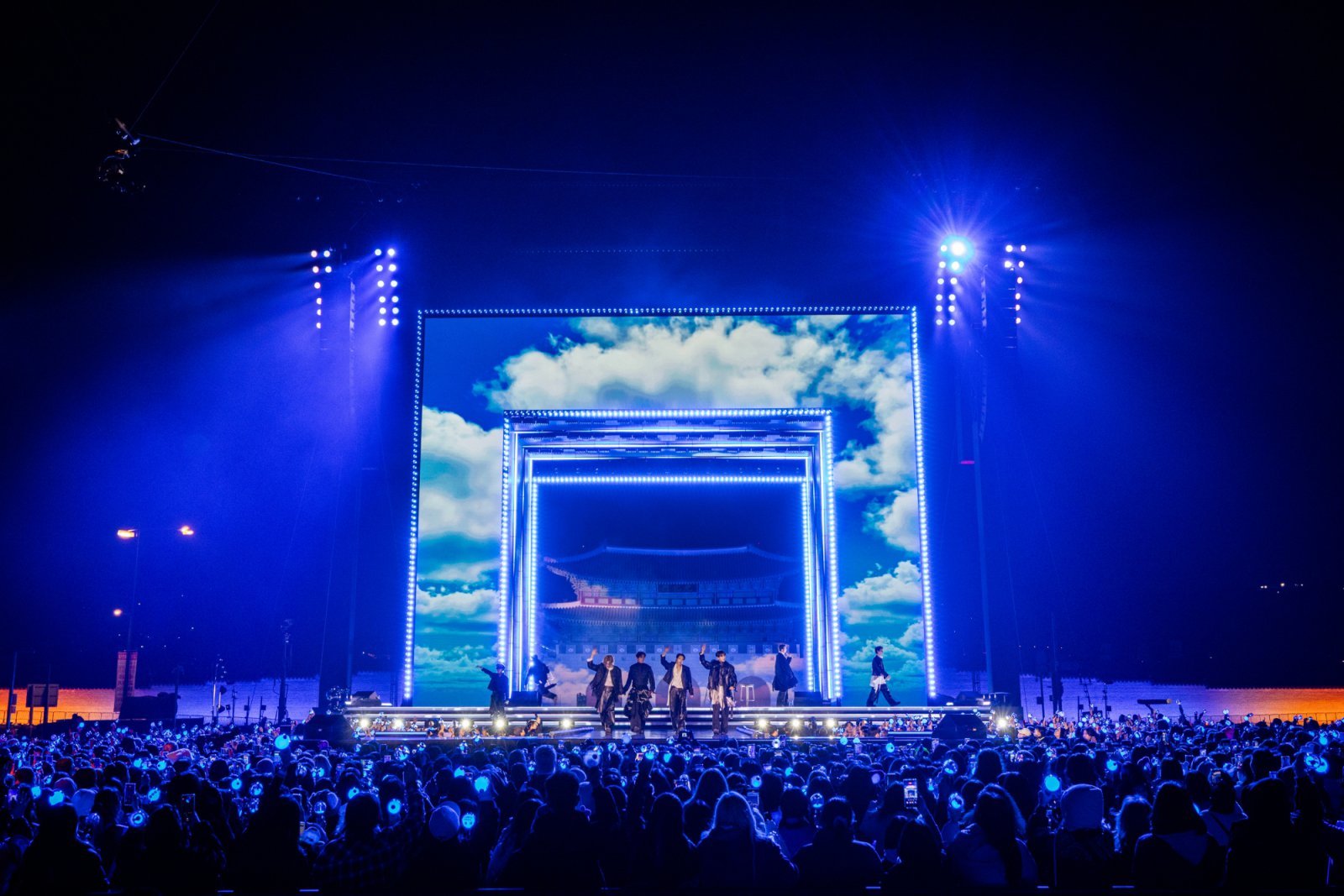 왕의 귀환으로 케이(K)팝의 역사가 다시 쓰이고 있다. 21일 광화문 광장 무료 개방 공연으로 방탄답게 돌아온 방탄소년단 사진제공|빅히트뮤직·넷플릭스