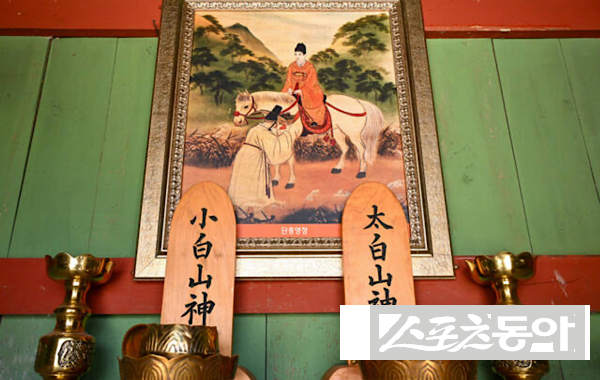 고치령 산령각에서는 소백산신(금성대군)과 태백산신(단종)을 모시고 있는 모습. 사진제공ㅣ영주시